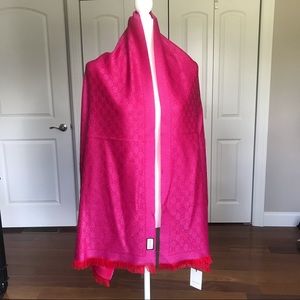 🎄🎁 NWT Gucci reversible wool shawl